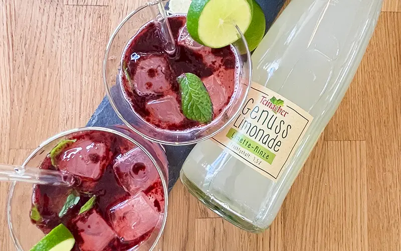 Zwei Gläser Mocktail Zitrone Fizz mit Teinacher Genuss Limonade Zitrone von oben