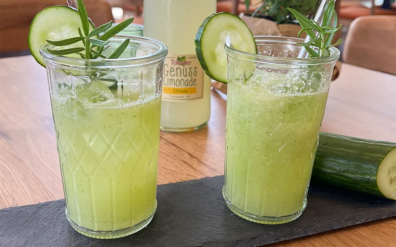 Zwei Gläser Mocktail Zitrone Fizz mit Teinacher Genuss Limonade Zitrone
