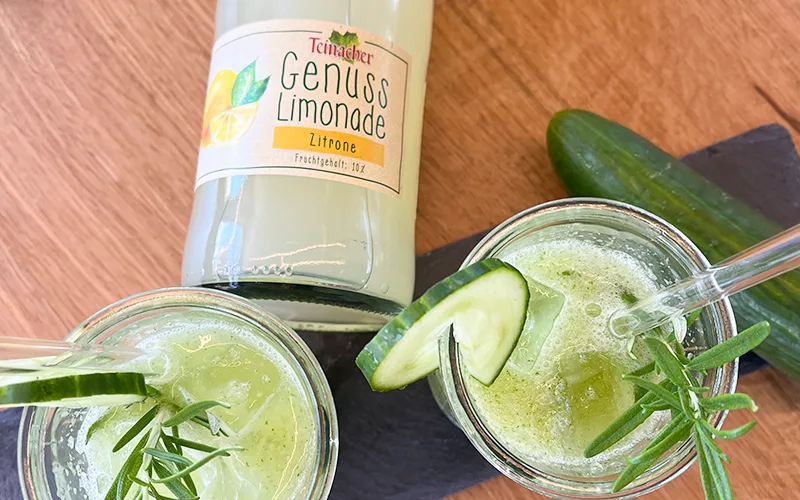 Zwei Gläser Mocktail Zitrone Fizz mit Teinacher Genuss Limonade Zitrone von oben