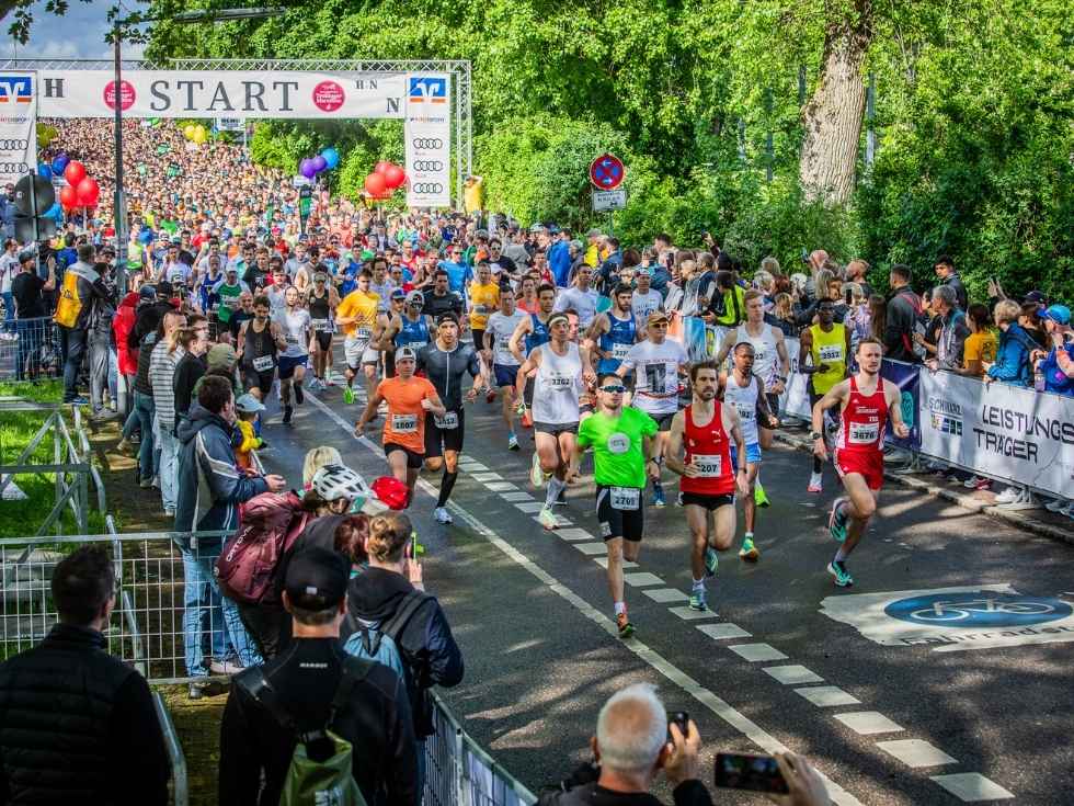 Start des Heilbronner Trollinger Marathons mit vielen Läufern und Zuschauern entlang der Strecke