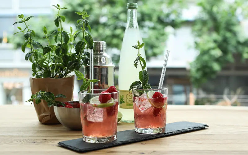 Zwei Gläser Mocktail Zitrone Fizz mit Teinacher Genuss Limonade Zitrone