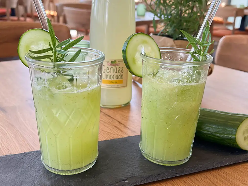 Zwei Gläser Mocktail Zitrone Fizz mit Teinacher Genuss Limonade Zitrone