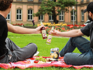 Teinacher Genuss-Limonade Anstoßen auf einer Picknick-Decke