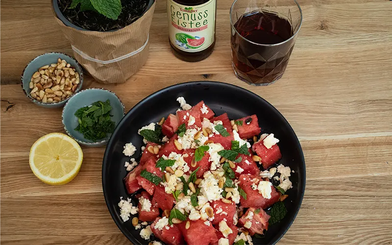 Zwei Gläser Mocktail Zitrone Fizz mit Teinacher Genuss Limonade Zitrone von oben