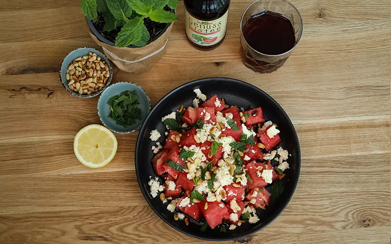 teinacher_wassermelonen_feta_salat_mit_genuss_eistee_wassermelone